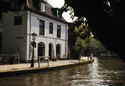 834757 Gezicht op het huis Twijnstraat aan de Werf 11 te Utrecht, met op de voorgrond de Oudegracht.